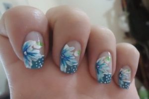 decoracion de uñas con flores azul con blanco