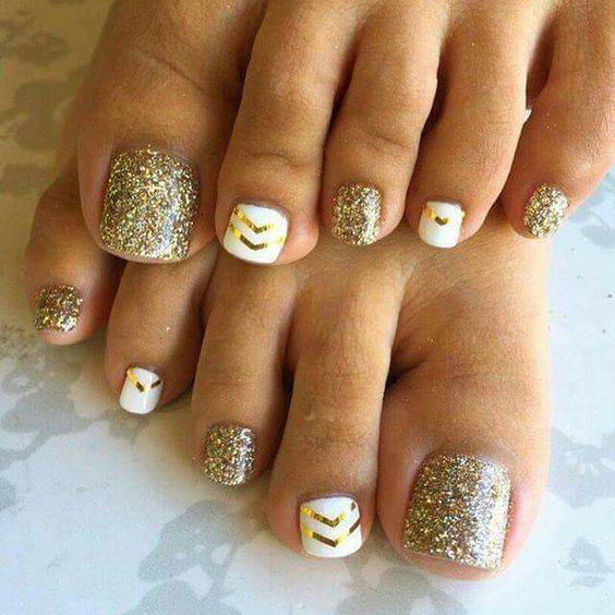 decoracion de uñas de los pies en color dorado