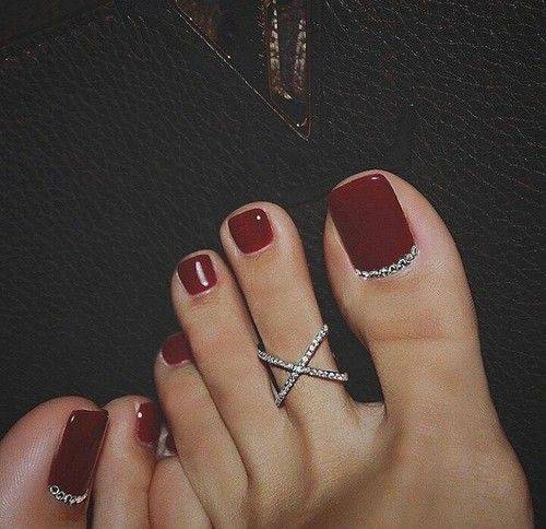 diseño de uñas para los pies en color rojo