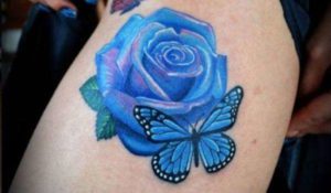 tatuaje de rosa azul con mariposa