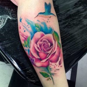tatuaje de rosa con colibri