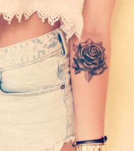 tatuajes de rosas en el hombro para hombres