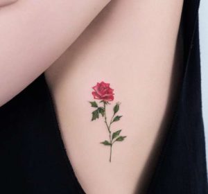 tatuajes de rosas en el hombro para mujeres