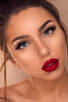 5 ideas para usar maquillaje rojo de día