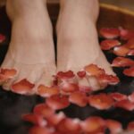 lavarse los pies con laurel y agua tibia