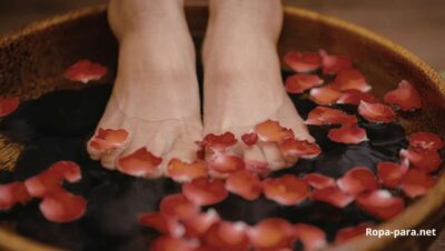 lavarse los pies con laurel y agua tibia