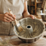 Engrasar moldes con aceite de coco: por qué la repostería casera lo prefiere