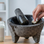 Frotar aceite de coco en el molcajete nuevo: para qué sirve y por qué lo recomiendan
